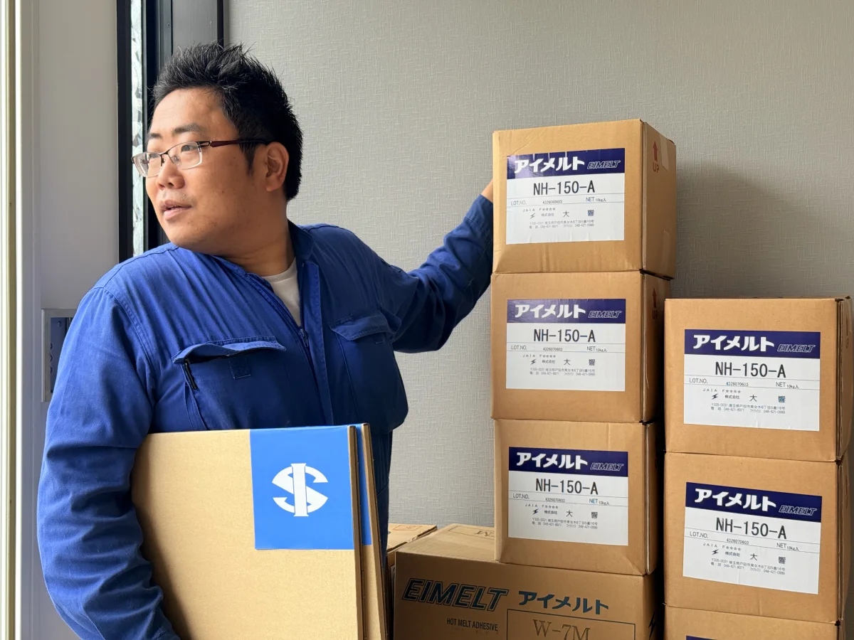 ホットメルト接着剤を取り扱うスタッフ